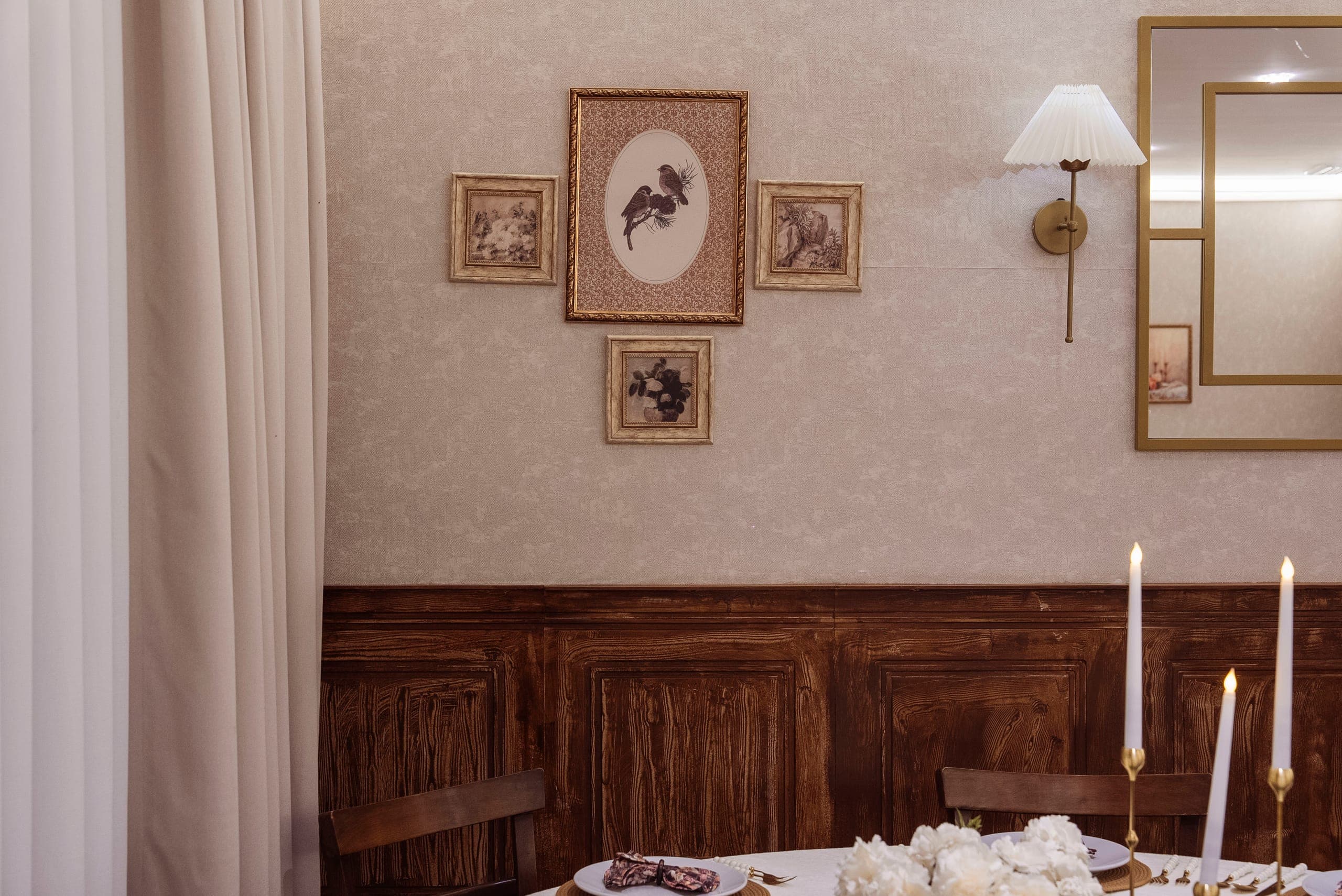 Vintage çerçeveli botanik tablolar ve altın aynayla hatıra köşesi